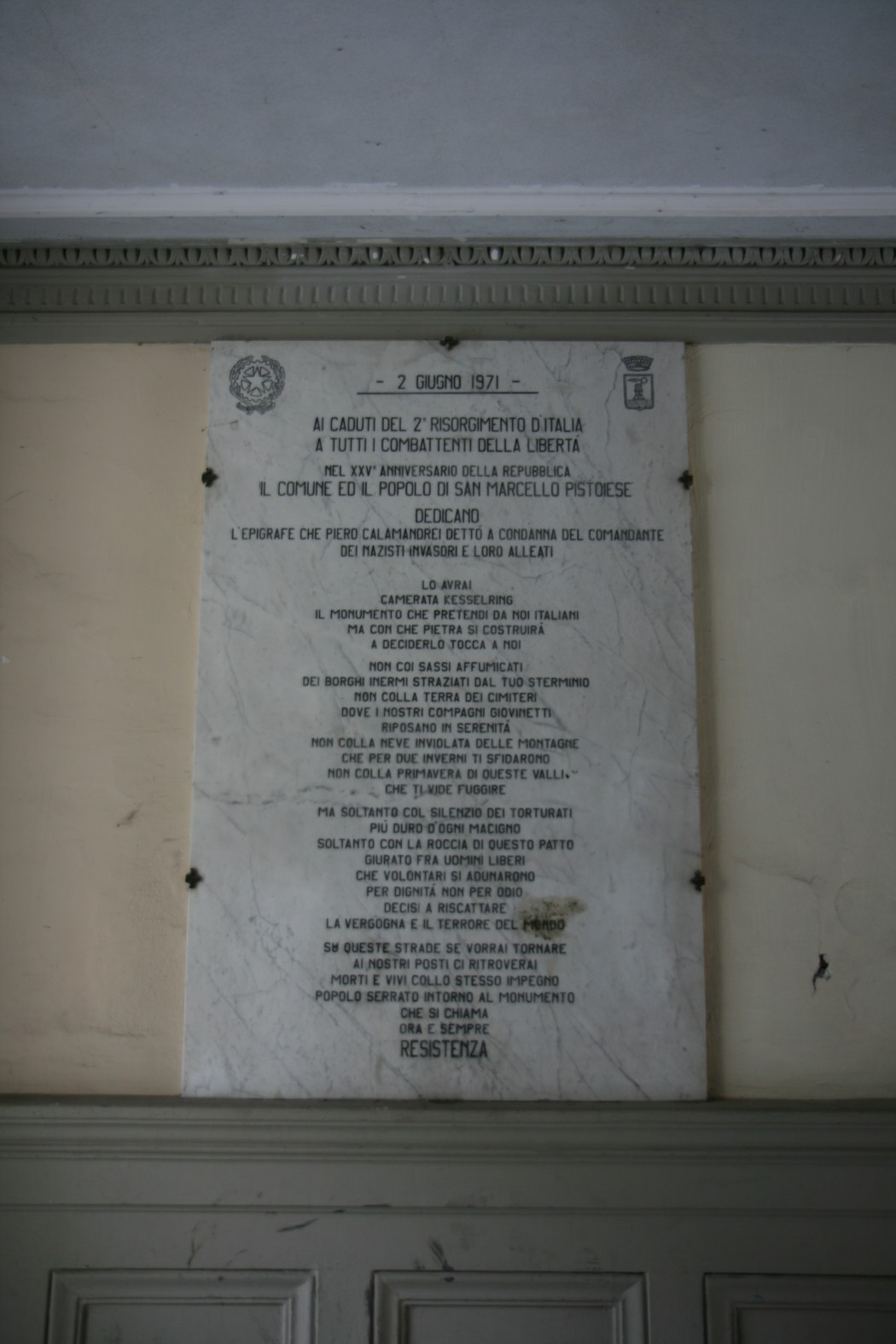 Lapide commemorativa dedicata alla resistenza e ai caduti per la libertà nel 1971.