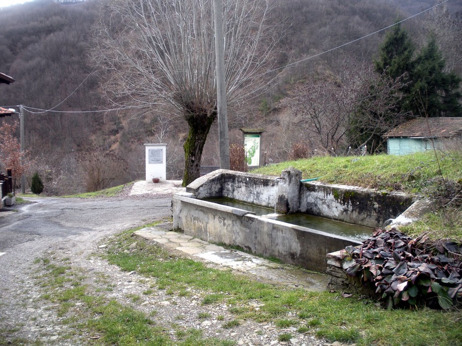 Monumento dedicato ai partigiani di Dezza, immerso nella natura e nella storia. Un tributo alla resistenza.