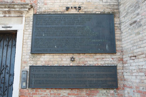 Monumento commemorativo con inscriptioni in ricordo delle vittime dell'Olocausto, realizzato in pietra.