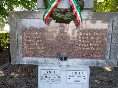 Monumento ai caduti per la Libertà di Villa Pompeiana e Cagnola, con lapidi commemorative e corona d'alloro.
