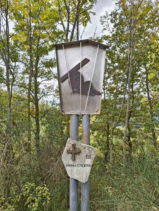 La Via Crucis di Casaglia, con una stazione raffigurante la prima caduta di Cristo, immersa nella natura.
