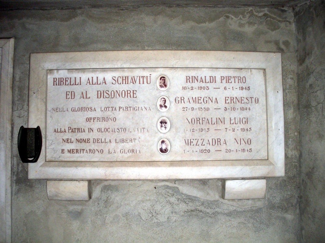 Lapide commemorativa ai partigiani di Montebello, in onore dei caduti per la libertà.