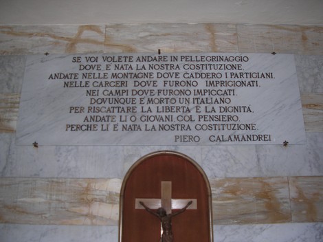 Cappella dedicata ai partigiani, simbolo di sacrificio e lotta per la libertà e la dignità in Italia.