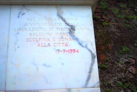 Fontana commemorativa che celebra il 50° anniversario della Liberazione di Pietrasanta, inaugurata nel 1994.