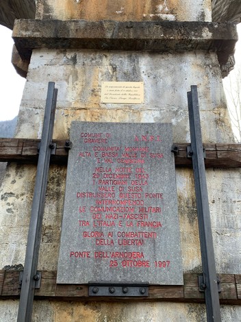 Lapide commemorativa sul sabotaggio del ponte dell'Arnodera, segno di resistenza e libertà.