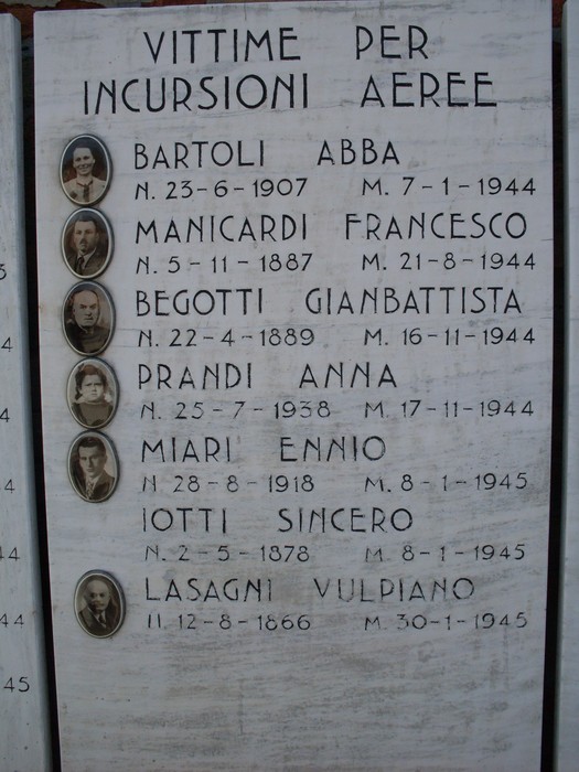 Lapidi commemorative dedicate alle vittime della Liberazione, con nomi e date di caduti in incursioni aeree.