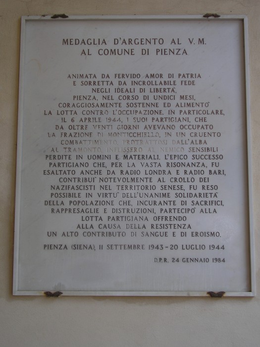 Lapidi commemorative al municipio di Pienza, dedicate ai caduti della Seconda Guerra Mondiale.