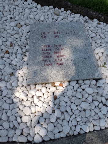 Monumento ai caduti per la Libertà, costituito da una pietra sopra un letto di piccoli ciottoli bianchi.