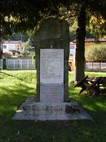 Monumento ai Caduti di Succiso, dedicato ai soldati delle guerre mondiali, immerso nel verde e nella pace.