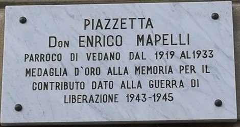 Lapide commemorativa dedicata a don Enrico Mapelli, parroco di Vedano e medaglia d'oro per la guerra di Liberazione.