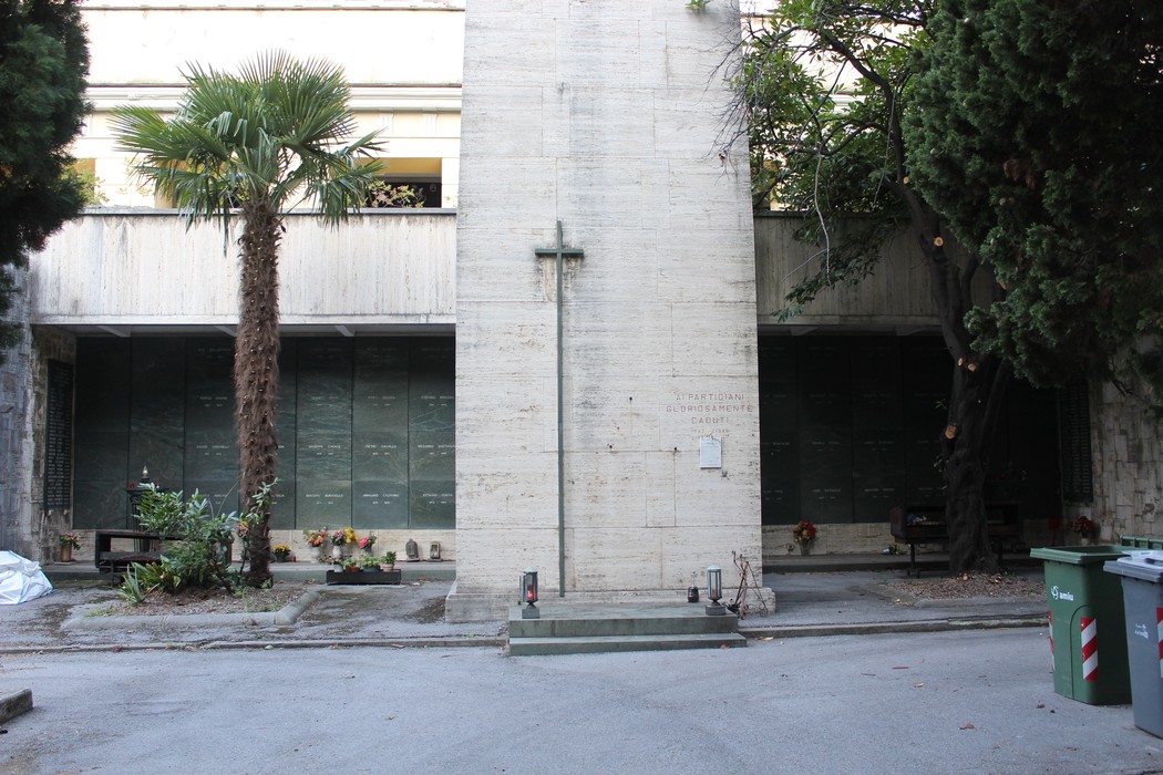 Sacrario dei Partigiani di Sampierdarena, con una stele centrale e cimitero verdeggiante circostante.