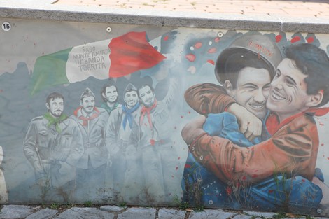 Murale colorato nel parco della Liberazione, raffigurante figure storiche e momenti di festa e significato.