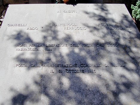 Sepolcro dedicato ai partigiani caduti per la liberazione dall'occupazione nazifascista. Memoria storica.