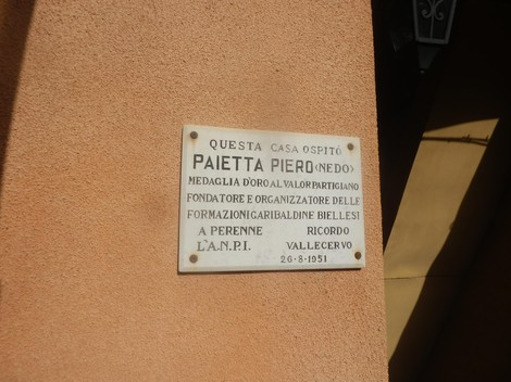 Lapide commemorativa dedicata a Piero Pajetta, medaglia d'oro al valor partigiano.