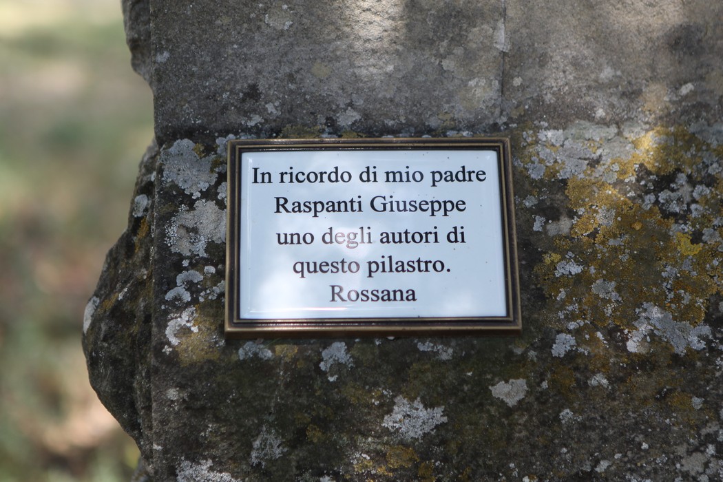 Tabernacolo di Caburaccia: monumento commemorativo con dedica a Raspanti Giuseppe, autore del pilastro.