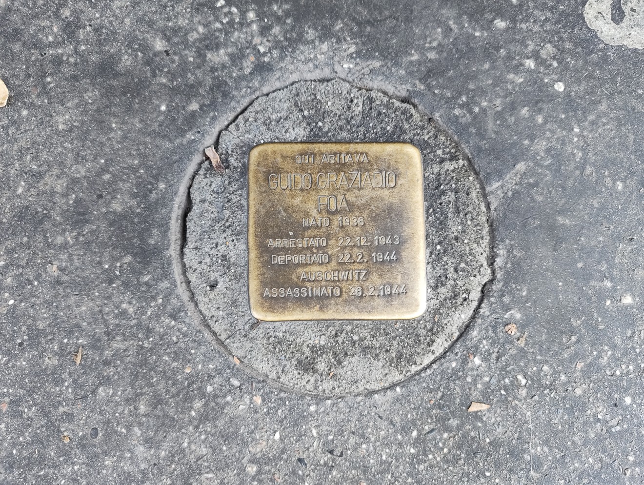 Pietra d'inciampo dedicata a Guido Graziadio Foà, commemorazione di una vittima della persecuzione nazista.
