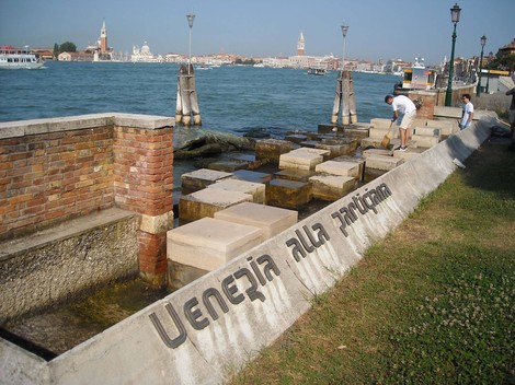 Monumento alla partigiana a Venezia, vista panoramica sul canale con persone in attività.