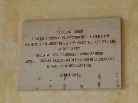 Lapide commemorativa che ricorda il sacrificio di un plotone di militari italiani il 8 aprile 1945.