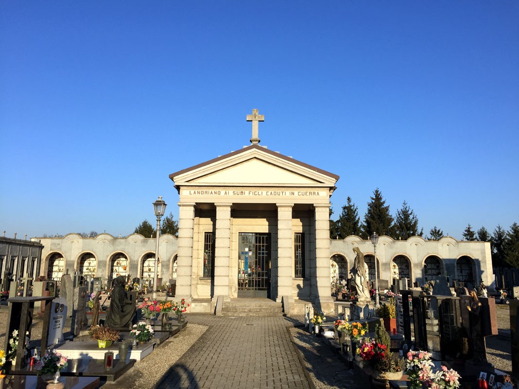 Lapide commemorativa per i civili caduti nella lotta per la democrazia, situata in un cimitero.
