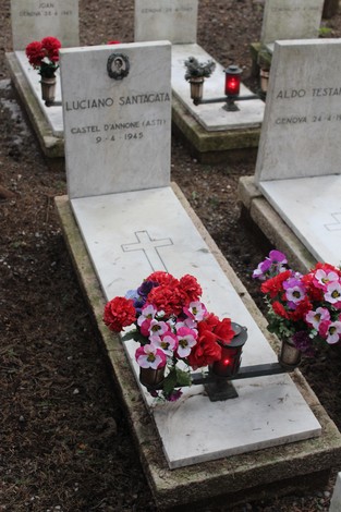 Tombe perpetue in memoria dei caduti per la Libertà, con fiori e candele commemorative.