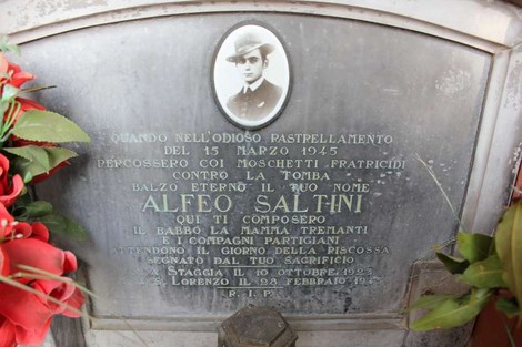 Sepolcro di Saltini con epigrafe commemorativa dedicata a Alfio Saltini, partigiano caduto durante la guerra.