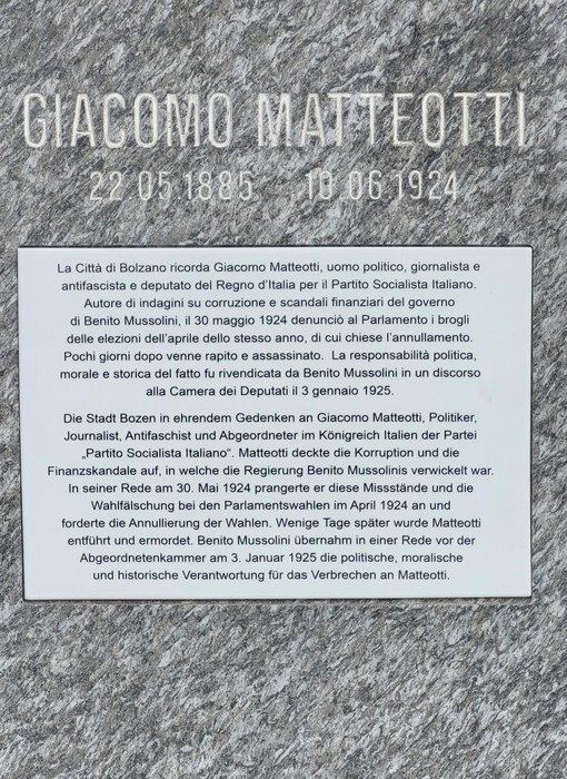 Busto commemorativo di Giacomo Matteotti, politico e giornalista, situato a Bolzano.