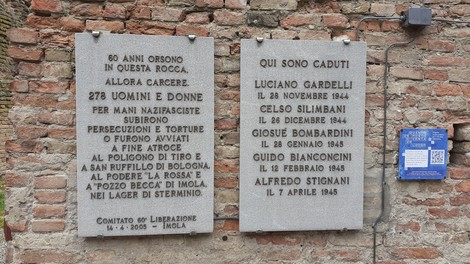Lapide commemorativa ai caduti nella Rocca Sforzesca, onore a chi ha subito persecuzioni e torture.