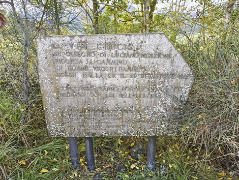 Insegna della Via Crucis di Casaglia, che descrive il cammino spirituale e le pratiche locali.