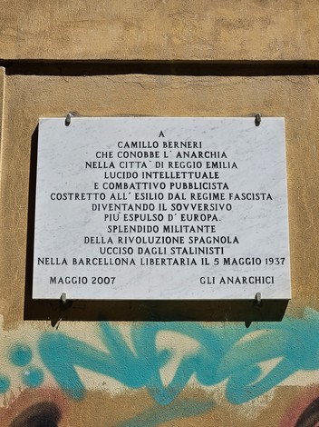 Lapide commemorativa dedicata a Camillo Berneri, figura importante dell'anarchia e della lotta contro il fascismo.