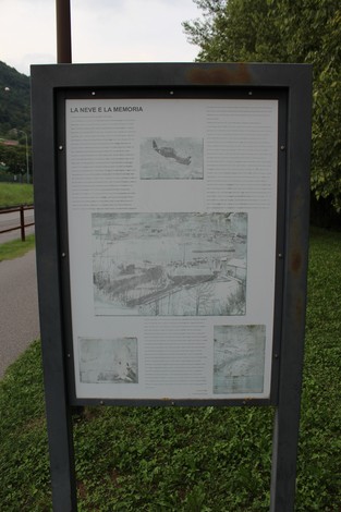Memoriale dedicato agli eventi del 29 gennaio 1945, con testi e immagini storiche. Ambiente naturale circostante.