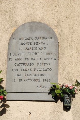 Lapide commemorativa di Fulvio Fiori, partigiano catturato e fucilato dai nazifascisti il 13 ottobre 1944.