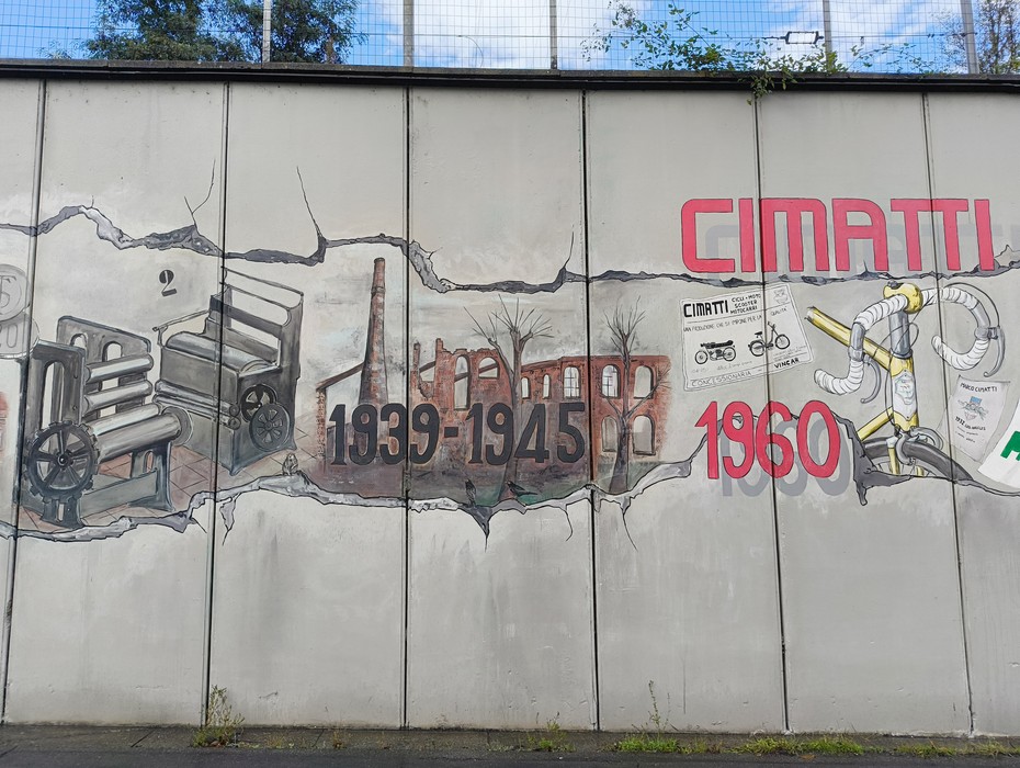 Murale che celebra la storia industriale e culturale di Pioppe, evidenziando eventi significativi dal 1939 al 1960.