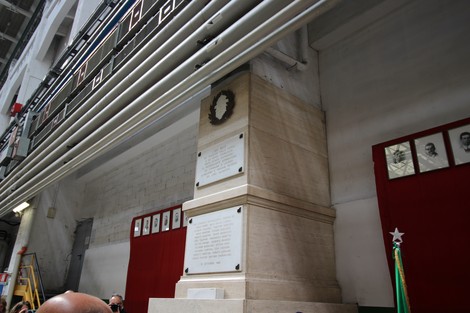 Monumento commemorativo in onore dei caduti dell'Ansaldo Elettrotecnico, con affissi e decorazioni.