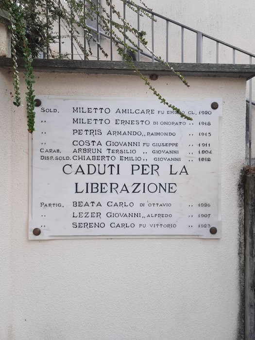 Lapide commemorativa dedicata ai caduti per la liberazione, con nomi e date di militari e partigiani.