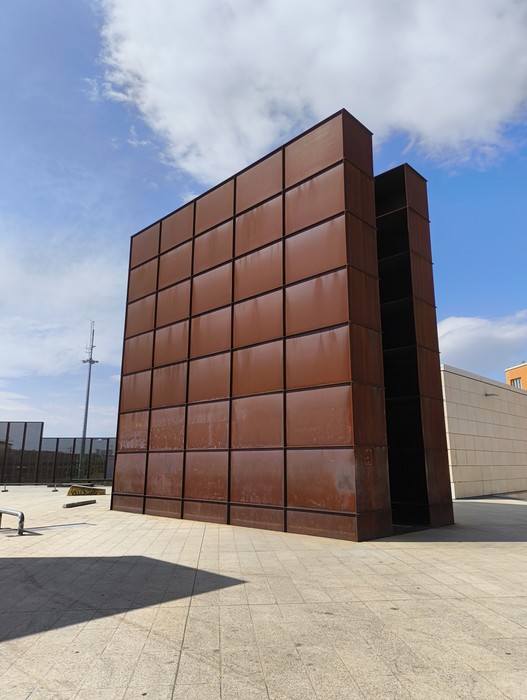 Memoriale della Shoah: struttura commemorativa in memoria delle vittime dell'Olocausto.