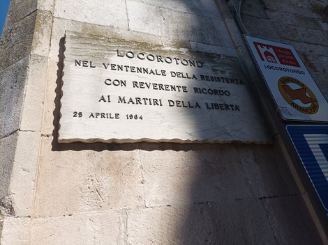 Lapide commemorativa del ventennale della Resistenza dedicata ai martiri della libertà.