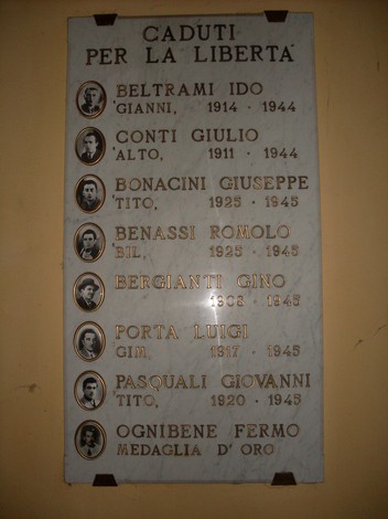 Lapide commemorativa dedicata ai caduti della Liberazione di Rubiera, con i nomi dei soldati eroici.