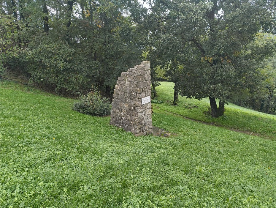 Monumento ai caduti di San Giovanni di Sotto, situato in un'area verde e tranquilla, circondato da alberi.