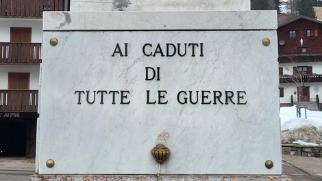 Monumento ai Caduti di Sappada, commemorazione in marmo dedicata ai caduti di tutte le guerre.