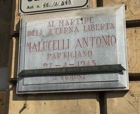 Lapide commemorativa dedicata ad Antonio Malucelli, partigiano martire per la libertà, risalente al 1945.