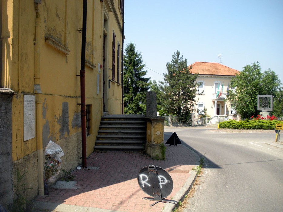 Lapide a Del Monte, visibile accanto all'ingresso di un edificio in un contesto urbano.