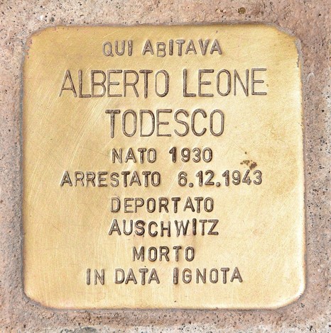Pietre d'inciampo commemorative della famiglia Dina e Todesco, simbolo della memoria storica.