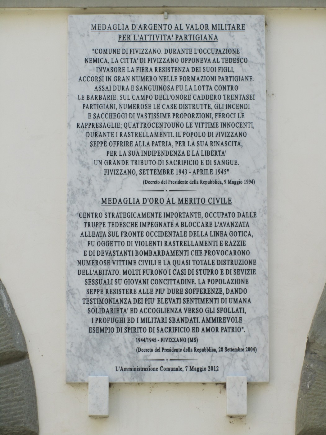 Lapide commemorativa per le medaglie alla città, dedicata al valore militare e civile.