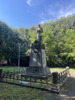 Monumento ai Caduti per la libertà di Cascinagrossa, immerso nel verde, ricorda i sacrifici per la libertà.