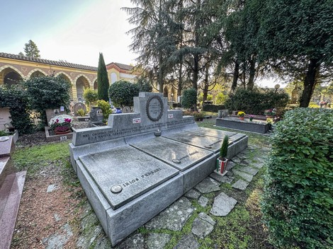 Sepolcro monumentale di Ferrari, Medici, Meschieri e Cremaschi, situato in un'area verde e tranquilla.