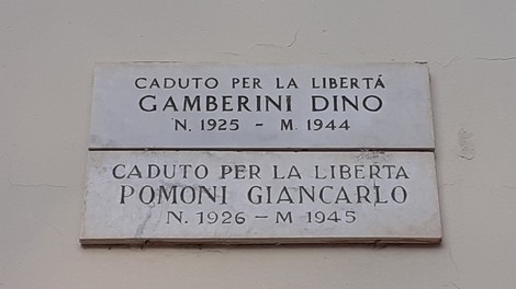 Lapide commemorativa dedicata a Gamberini Dino e Pomoni Giancarlo, caduti per la libertà.