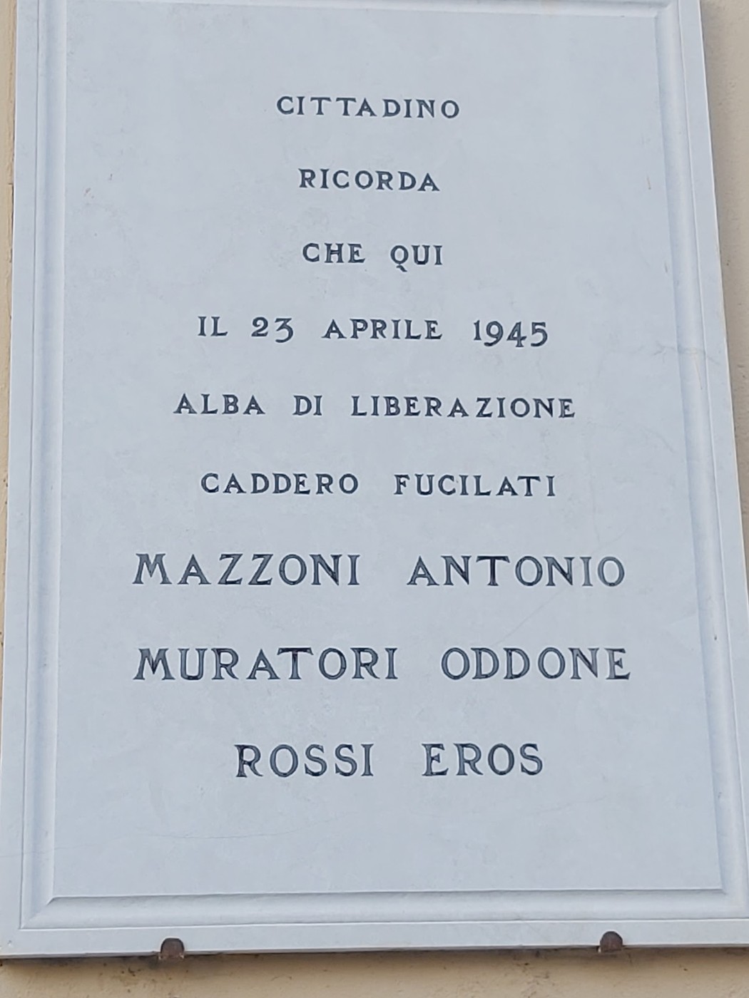 Lapide commemorativa per Mazzoni, Muratori e Rossi, fucilati il 23 aprile 1945 durante l'Alba di Liberazione.