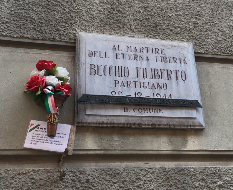 Lapide commemorativa dedicata a Filiberto Becchio, partigiano e martire per la libertà.