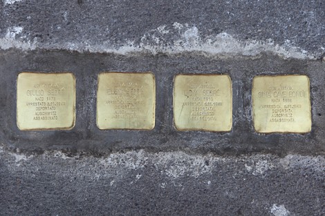 Pietre d'inciampo dedicate alla famiglia Bondì - Segré in memoria delle vittime della persecuzione.