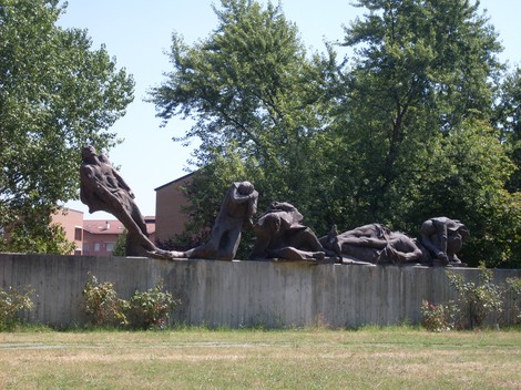 Monumento dedicato alla Resistenza, rappresenta figure in lotta, immerso in un'area verde di Villa Sesso.
